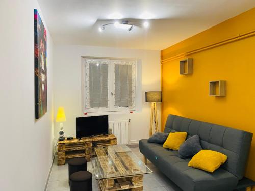 Μια τηλεόραση ή/και κέντρο ψυχαγωγίας στο Logement de 40m2 de plein pieds dans une maison avec parking et terrasse