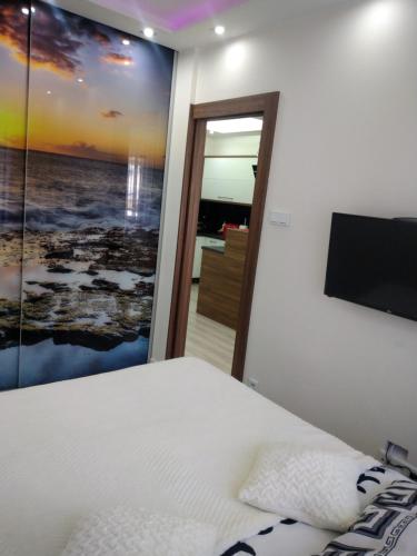 ein Schlafzimmer mit einem großen Wandgemälde in der Unterkunft apartament rodzinny in Krynica-Zdrój