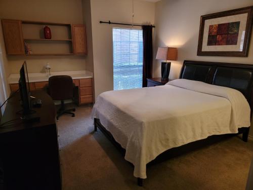 A bed or beds in a room at The Reside Fully Furnished Condos - Medical Stays Welcome