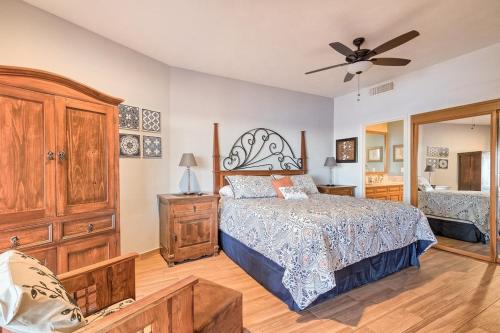 um quarto com uma cama e uma ventoinha de tecto em Rocky Point Sonoran Resorts em Puerto Peñasco