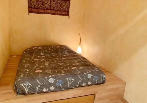 - un lit dans l'angle de la chambre dans l'établissement T2 à 50m de Promenade des Anglais, à Nice