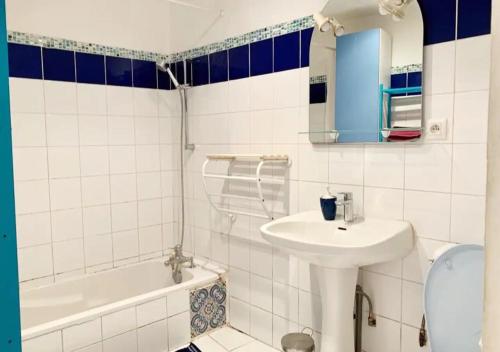 une salle de bain avec un lavabo, des toilettes et une baignoire dans l'établissement T2 à 50m de Promenade des Anglais, à Nice
