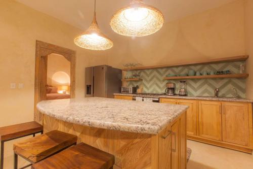 サン・フランシスコにあるCasa Bella Verde- stunning apartment in the center of townの大きな島の真ん中にあるキッチン