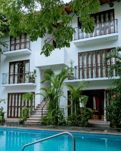 un hôtel avec une piscine devant un immeuble dans l'établissement Zihuatanejo studio, à Zihuatanejo