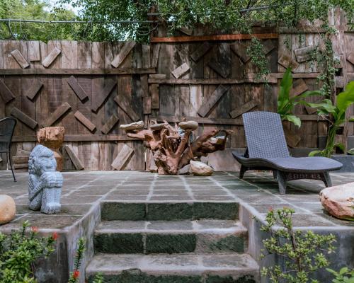 un jardin avec un banc et une clôture dans l'établissement Zihuatanejo studio, à Zihuatanejo