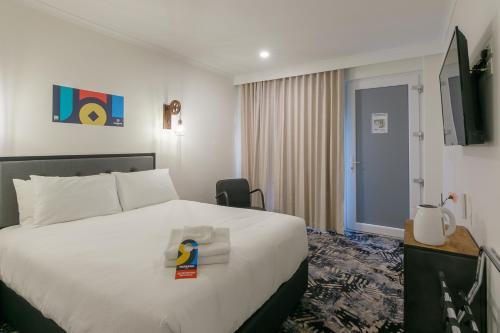 Łóżko lub łóżka w pokoju w obiekcie Parador Inn by Adelaide Airport