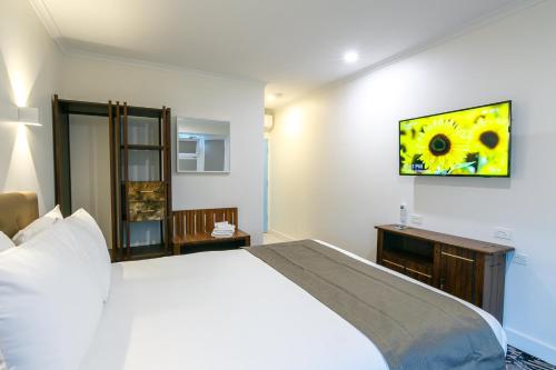 Un pat sau paturi într-o cameră la Parador Inn by Adelaide Airport