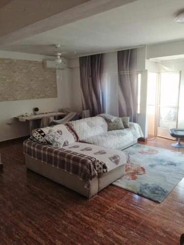 1 dormitorio con 1 cama y 1 sofá en Schöne Wohnung mit WiFi und parkplatz auf der Straße, en Oliva