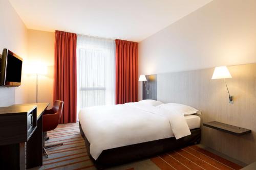 Tempat tidur dalam kamar di Park Inn by Radisson Lille Grand Stade