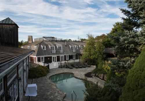 Casa grande con piscina en el patio en The Red Lion Inn, en Cohasset