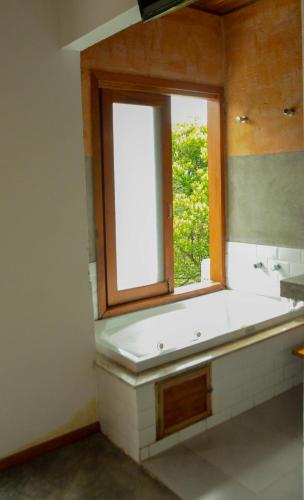 a bathroom with a sink and a window at Serra do Juá Pousada de Campo in Pirenópolis