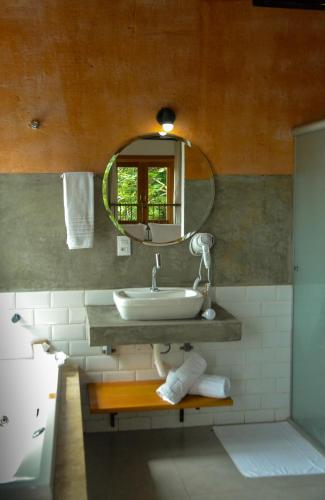 a bathroom with a sink and a mirror at Serra do Juá Pousada de Campo in Pirenópolis