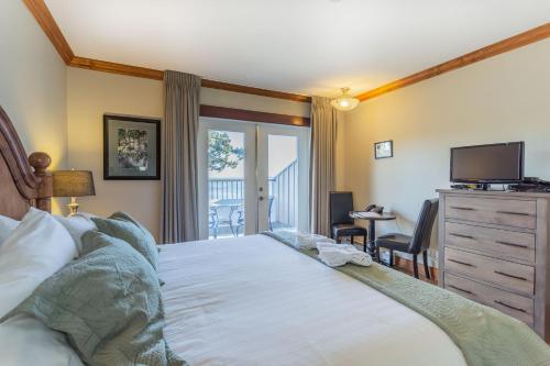 Postel nebo postele na pokoji v ubytování Mayne Island Resort