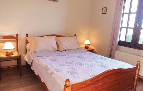 um quarto com uma cama de madeira e 2 candeeiros em Lovely Home In Hames-boucres With Kitchen em Hames-Boucres