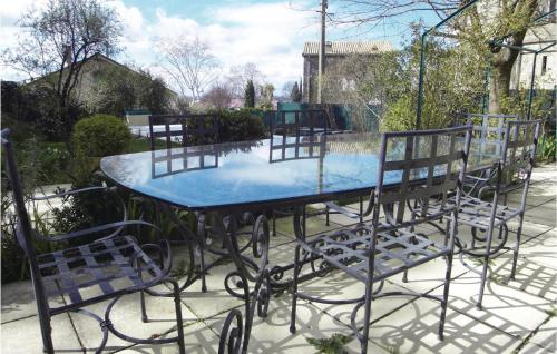 une table avec des chaises et une table bleue dans l'établissement 5 Bedroom Nice Home In Azillanet, à Azillanet