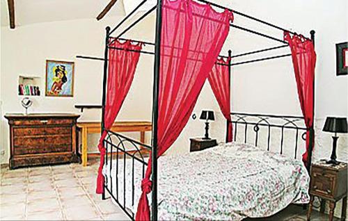 Postel nebo postele na pokoji v ubytování Amazing Home In St Jean Des Mauvrets With 2 Bedrooms