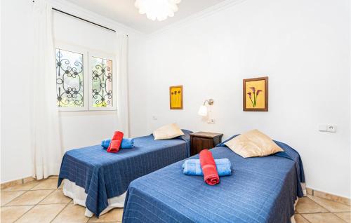 Un pat sau paturi într-o cameră la 3 Bedroom Stunning Apartment In Porto Petro