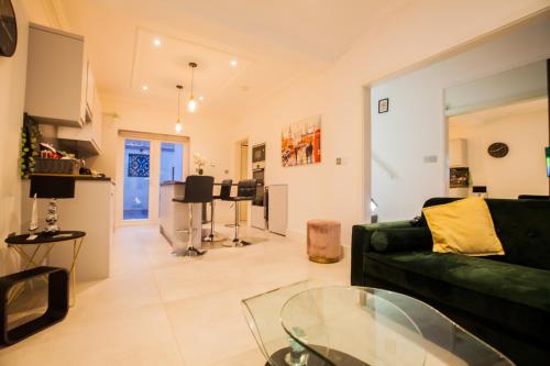 Posezení v ubytování Surbiton Luxury Garden House 19A