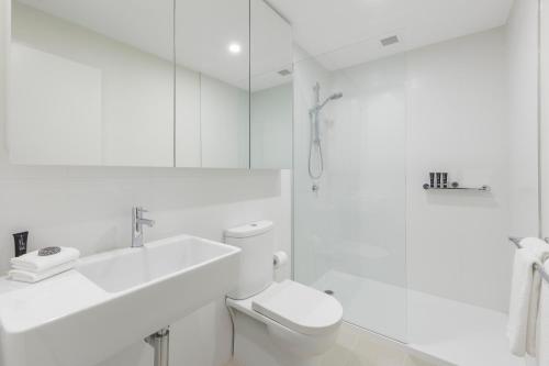 a bathroom with a sink, toilet, and bathtub at Brady Hotels Hardware Lane in Melbourne
