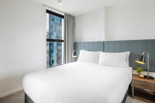 Brady Apartment Hotel Hardware Lane Image