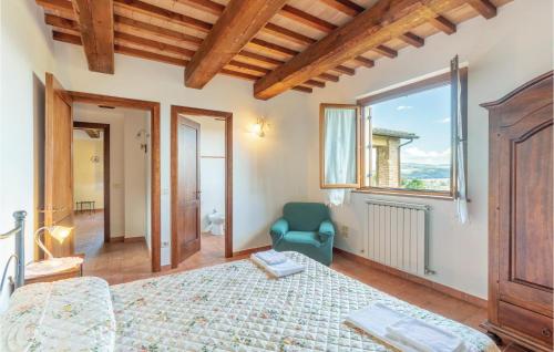 PapianoにあるSeranna 1のベッドルーム1室(ベッド1台、椅子、窓付)