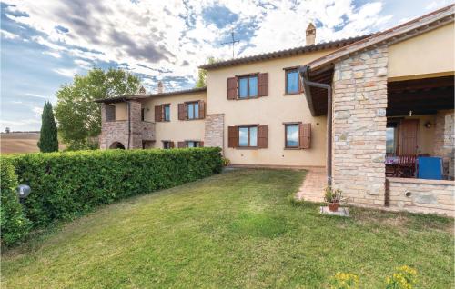 an exterior view of a house with a yard at Seranna 1 in Papiano