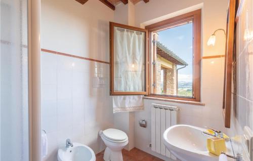PapianoにあるSeranna 1のバスルーム(洗面台、トイレ、窓付)