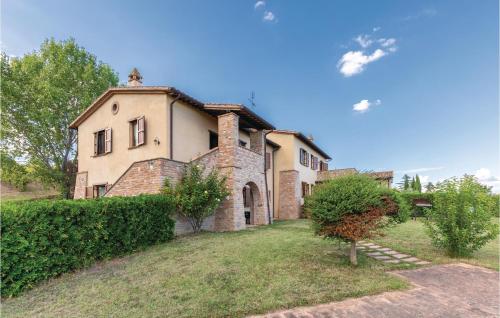 an old stone house with a hedge in front of it at Seranna 2 in Papiano