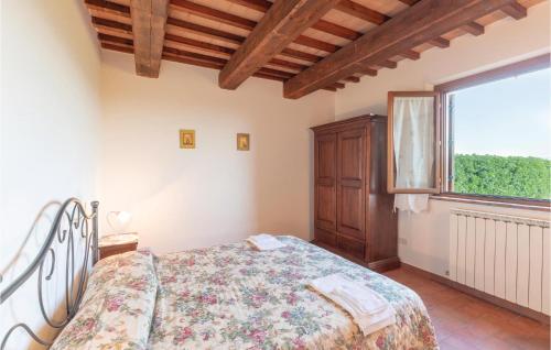 a bedroom with a bed and a large window at Seranna 2 in Papiano