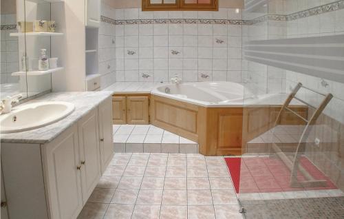 Bathroom sa Amazing Home In Louzy With Wifi, Private Swimming Pool And Outdoor Swimming Pool