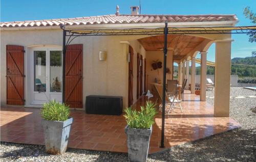 une maison avec une terrasse couverte ornée de plantes dans l'établissement Beautiful Home In Prades Sur Vernazobre, à Prades-sur-Vernazobre