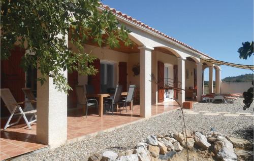 Elle offre une vue sur l'extérieur d'une maison dotée d'une terrasse. dans l'établissement Beautiful Home In Prades Sur Vernazobre, à Prades-sur-Vernazobre