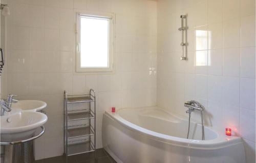 Bathroom sa Beautiful Home In Prades Sur Vernazobre With Outdoor Swimming Pool