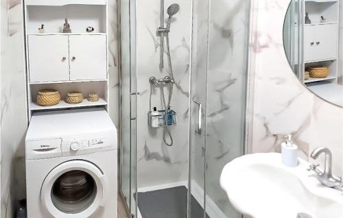 ein Bad mit einer Waschmaschine und einer Dusche in der Unterkunft Amazing Apartment In Muxa With House Sea View in Muxia