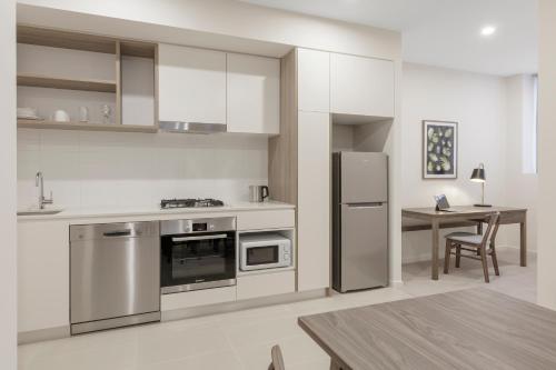 Brady Apartment Hotel Hardware Lane Image