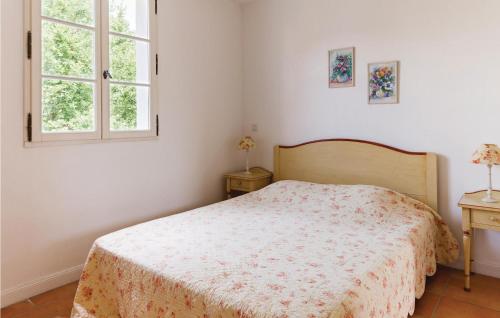 ファイエンスにあるLe Domaine De Fayenceのベッドルーム1室(ベッド1台、窓2つ付)