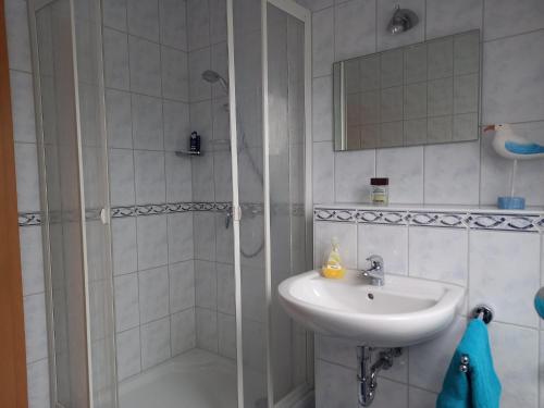 ein Bad mit einer Dusche, einem Waschbecken und einer Dusche in der Unterkunft Alte Reihe 10 Whg 5 - a57737 in Zingst