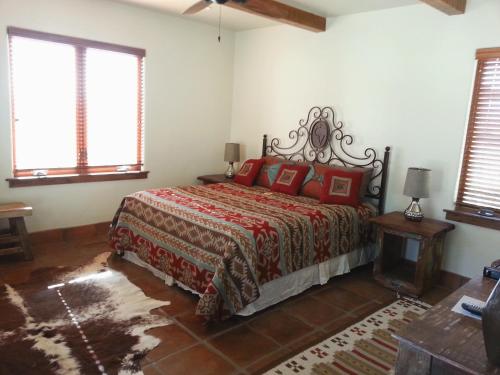Una cama o camas en una habitación de Croad Vineyards - The Inn