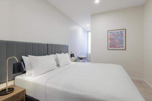 Brady Apartment Hotel Hardware Lane Image