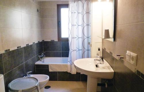 Ein Badezimmer in der Unterkunft Beautiful Home In Nerja With 3 Bedrooms, Wifi And Outdoor Swimming Pool