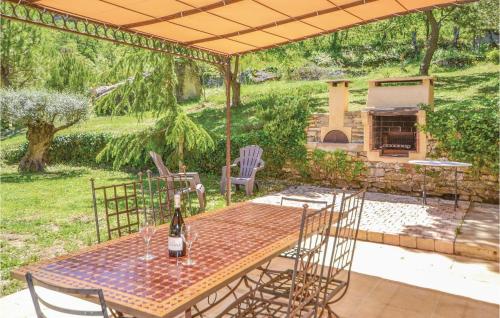 un patio avec une table, des chaises et une cheminée dans l'établissement Cozy Home In Apt With Wifi, à Apt