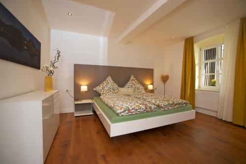 ein Schlafzimmer mit einem großen Bett und Kissen in der Unterkunft Pictures in Füssen