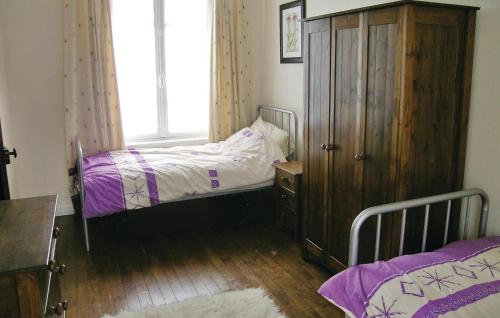 A bed or beds in a room at Lovely Home In Chateauneuf Du Faou With Wifi
