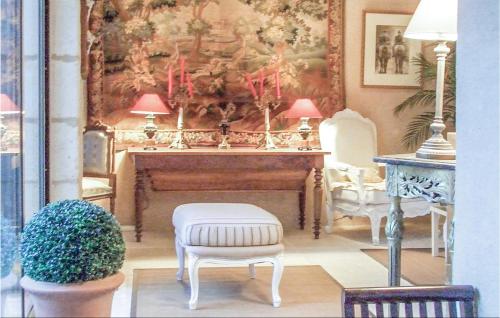 - un salon avec un piano et une chaise dans l'établissement Cozy Home In Lye With Wifi, à Lye