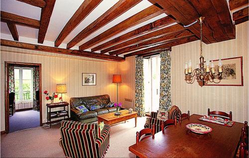 un salon avec un canapé et une table dans l'établissement Beautiful Apartment In Baccon With Wifi, à Baccon