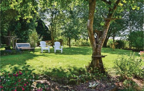 2 chaises blanches et un banc dans la cour dans l'établissement Beautiful Home In Montaudin With Wifi, à Montaudin