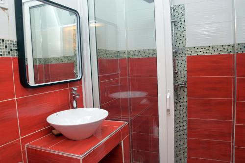 ห้องน้ำของ Magnifique villa climatisée avec piscine à Warang - Villa Keur Damel et Linguère