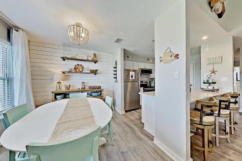 Dapur atau dapur kecil di Bayhouse condos 2410
