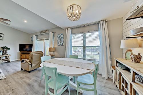 Televisyen dan/atau pusat hiburan di Bayhouse condos 2410