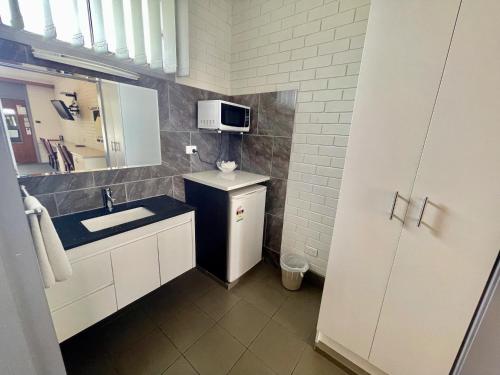 Kuchyň nebo kuchyňský kout v ubytování Statesman Motor Inn